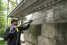 Започва почистването на Докторския паметник