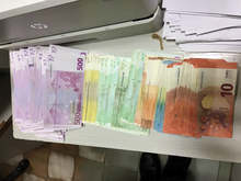 Митнически служители на пункта "Малко Търново" открили недекларирана валута за над 400 000 лева в чанта на пътничка