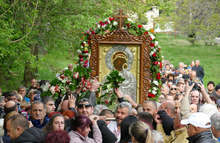 Богомолци от цялата страна последваха чудотворната икона от Бачковския манастир по пътя й до местността "Клувията"