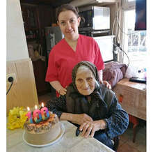 Столетница от плевенско село получила подаръците си без да се влиза в дома й заради коронавируса