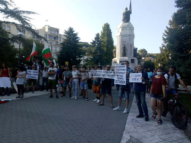 Във Велико Търново недоволните от правителството преминаха в шествие от паметника "Майка България" до крепостта "Царевец"