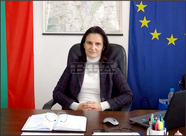 Кметът на община Левски Любка Александрова удостои с награда екипа на детската градина "Слънце" за високи постижения