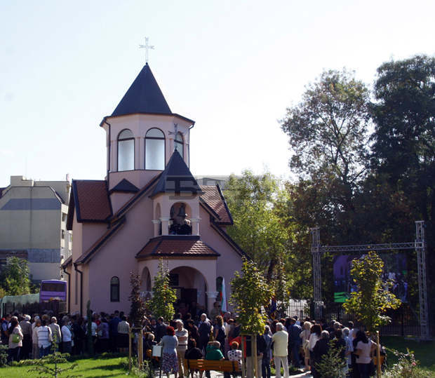 В двора на арменската църква в Ямбол започна изграждането на кът за религиозни ритуали и отдих на вярващите