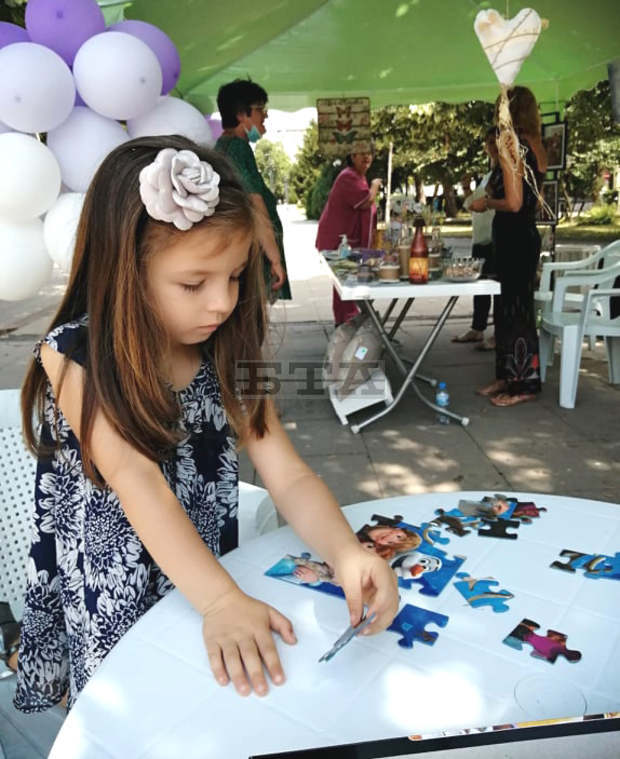 Как ерготерапията помага на хора с увреждания показват в работилници на открито специалисти от Търговище