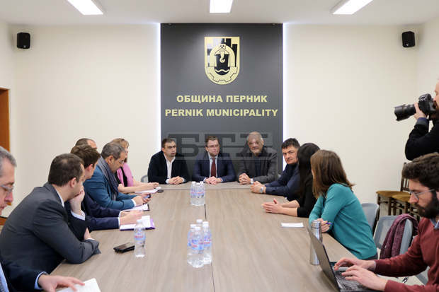Положени са пет километра тръби от водопровода Мало Бучино-Перник Положени са пет километра тръби от водопровода Мало Бучино-Перник