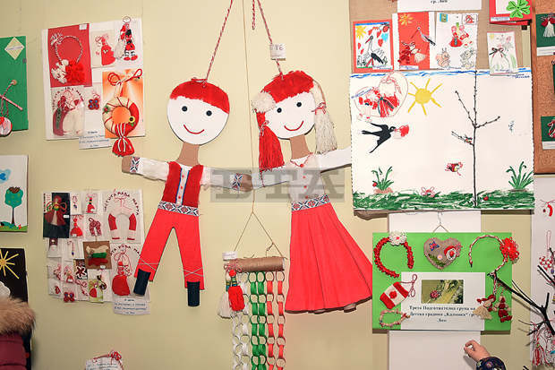 Мартеници, картички и пана показват на изложба в Лом