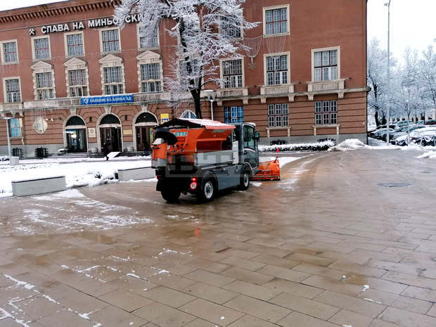 От сняг и паднали клони се почистват пешеходни зони в Перник