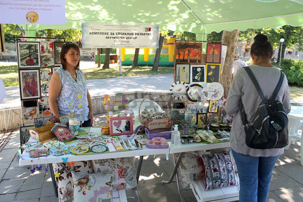 Хора с увреждания предлагат ръчно изработени сувенири на изложение-базар в Търговище