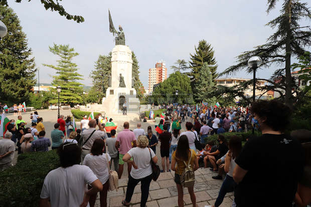 Във Велико Търново протестиращите тази вечер преминаха в шествие от паметника "Майка България" до Съдебната палата