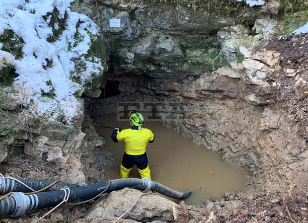 Екипи на ВиК работят за отстраняване на аварията, оставила Шумен без вода