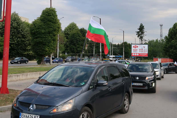 В Плевен антиправителственият протест тази вечер премина с автомобилно шествие и рокери през целия град