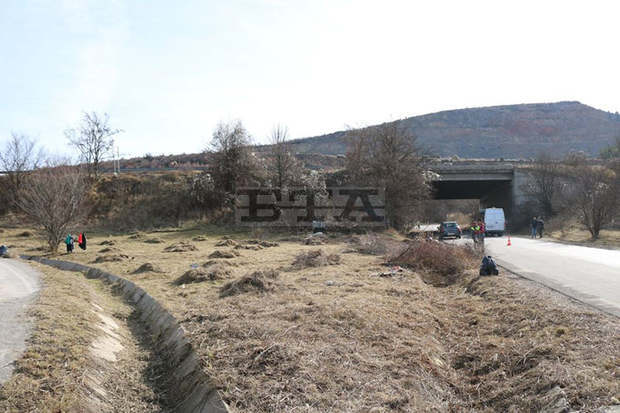 Почистен от храсти, изсъхнали треви и битови отпадъци е пътният възел на разклона за гр. Батановци