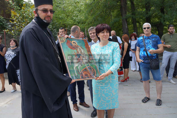Председателят на Народното събрание Цвета Караянчева посети манастира "Св. Георги" край Белащица