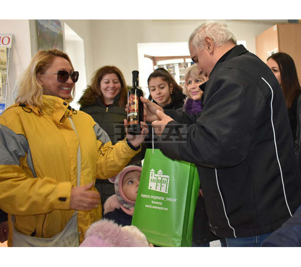 Туристка от Бургас стана 100 000-ия посетител на Асенова крепост в Асеновград