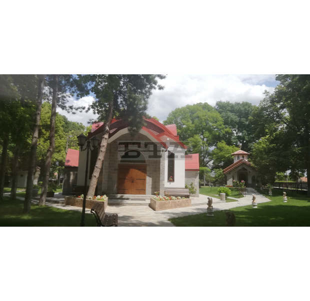 Хора от цялата страна търсят изцеление в "Дома на доброто" в новозагорското село Коньово