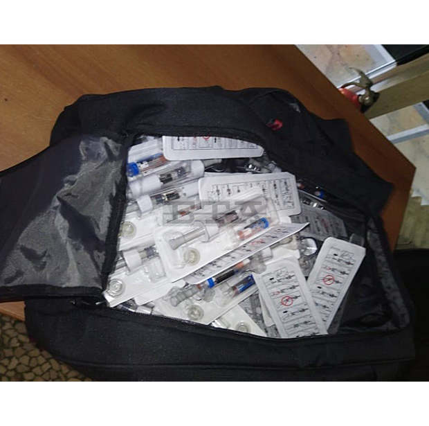 Митнически служители на пункта "Малко Търново" са задържали 870 опаковки с хормон на растежа и 200 таблетки анаболен стероид