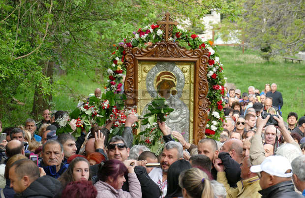 Богомолци от цялата страна последваха чудотворната икона от Бачковския манастир по пътя й до местността "Клувията"