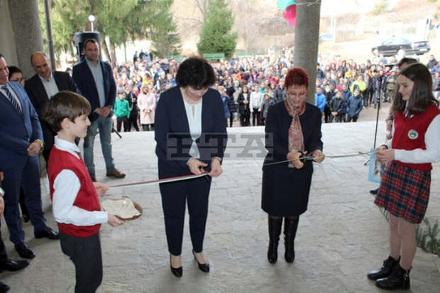 Заместник-министър и кмет прерязаха лентата на обновено с европейски средства училище в Тетевен