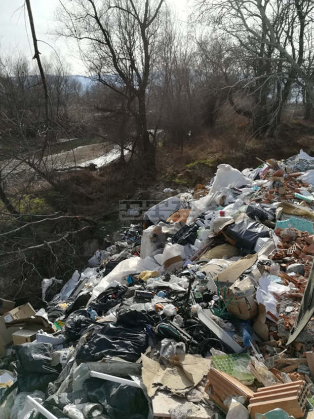 Експерти проверяват нерегламентирано сметище на брега на река Чая в землището на село Катуница