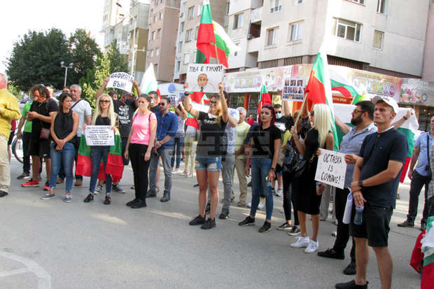 Протест с искане за оставката на правителството направиха тази вечер жители на Силистра