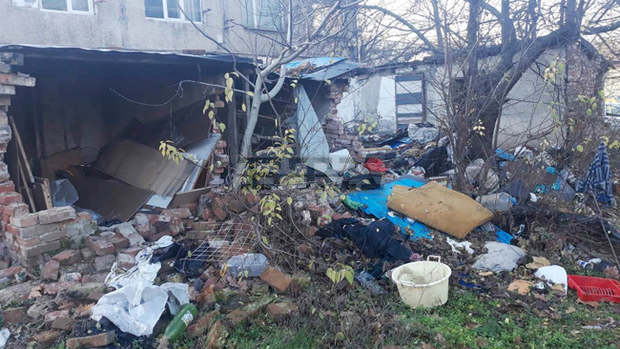 Екипи на общината почистват незаконно сметище в Русе