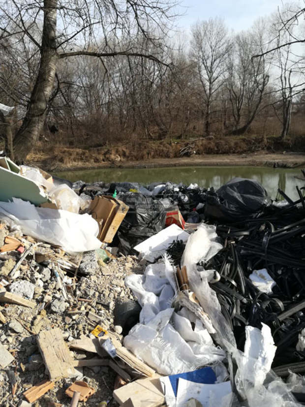 Експерти проверяват нерегламентирано сметище на брега на река Чая в землището на село Катуница