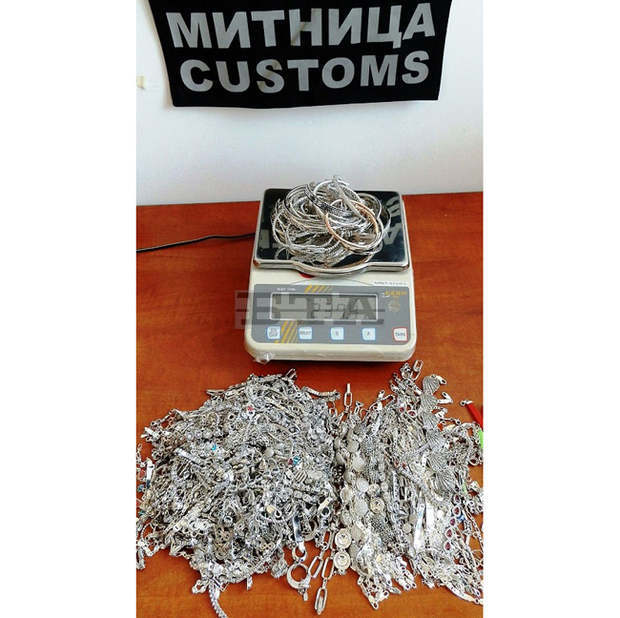 Контрабандни сребърни накити са открити на "Капитан Андреево"