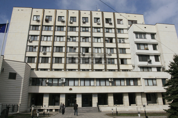 Мъж е бил нападнат и ограбен  до банков клон  в Русе