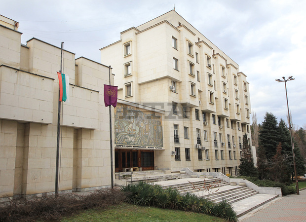 Мотопедист на 14 годиние блъснал полицейскислужител