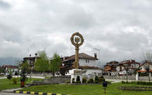 Нови архитектурно-пространствени и цветни композиции са оформени на входовете и изходите на Банско