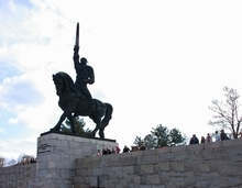 Мемориалният комплекс "Хан Аспарух" в Добрич еозарен в цветовете на националния трибагреник