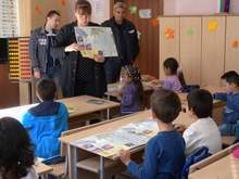 Над 1000 първокласници от Разградска областще получат учебни програми и карти от полицията