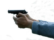 Мъж стреля с пистолетпо човек в центърана Шумен 