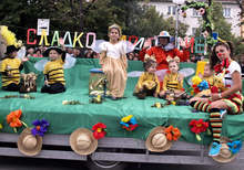 Многобройно карнавално дефиле премина по централната улица на Шумен 