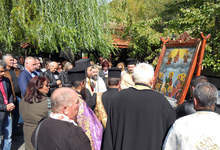 Стотици вярващи се помолиха пред чудотворната  икона "Покров Богородичен" от Мелник  за спиране на катастрофите и жертвите на пътя