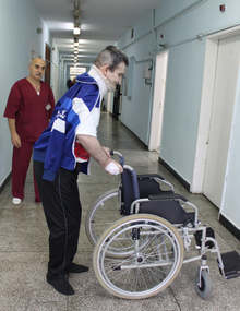 Екип на Университетската клиника по неврохирургия в Плевен е изправил на крака мъж, който е бил неподвижен година и половина