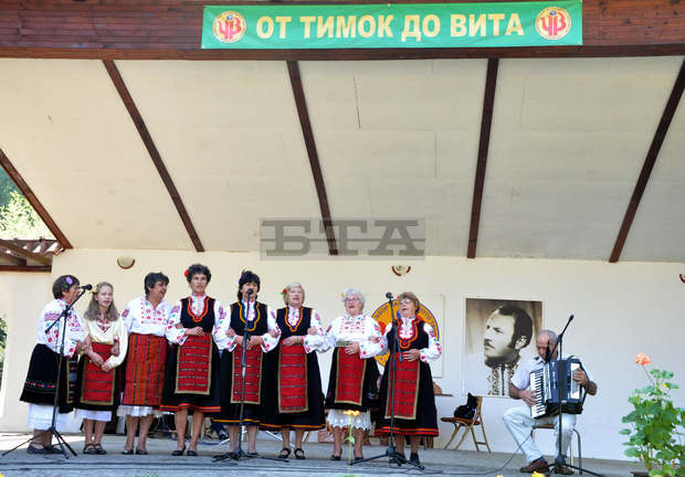 Над 60 фолклорни състави от цяла Северна България се събират в тетевенското село Черни Вит Над 60 фолклорни състави от цяла Северна България се събират в тетевенското село Черни Вит