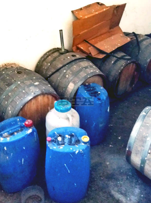 Митница Пловдив конфискува 1,5 тона нелегална ракия в с. Катуница