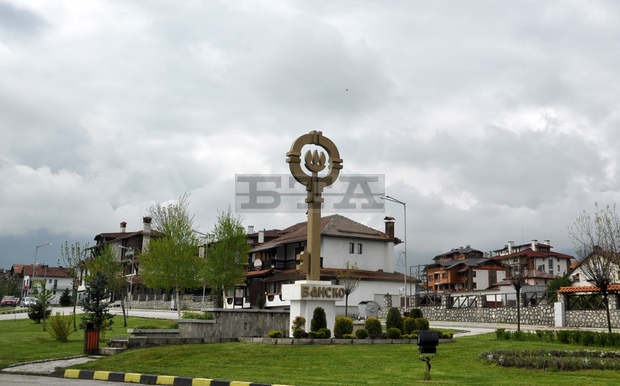 Нови архитектурно-пространствени и цветни композиции са оформени на входовете и изходите на Банско