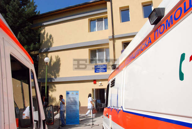 Състоянието на двамата работници,  пострадали при ремонтни дейности  в село Места днес, не е тежко