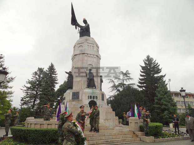 С военен ритуал във Велико Търново беше чествана 129-ата годишнина от Съединението С военен ритуал във Велико Търново беше чествана 129-ата годишнина от Съединението