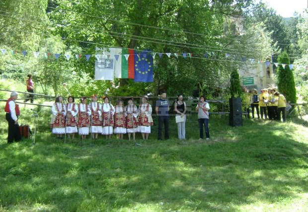 Традиционният събор "Приятели на Пирин" събра много любители на природата в м. Върбите Традиционният събор "Приятели на Пирин" събра много любители на природата в м. Върбите
