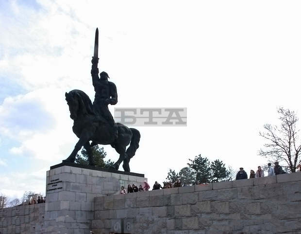 Мемориалният комплекс "Хан Аспарух" в Добрич еозарен в цветовете на националния трибагреник