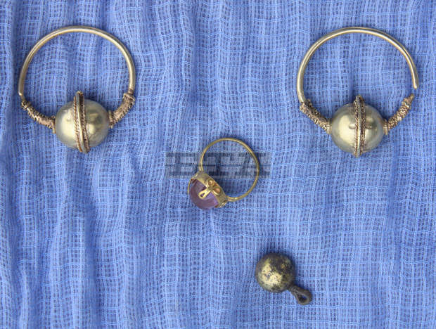 Златни накити откриха археолозите при разкопките на средновековния манастирски комплекс"Успение на Св. Богородица" във Велико Търново