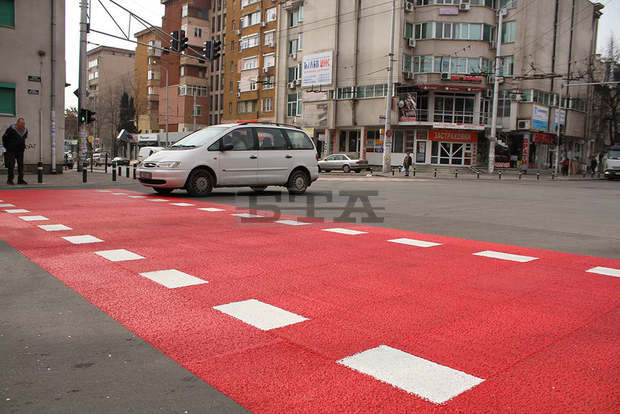 В Стара Загора започна подновяване на пешеходните пътеки край училища и детски градини В Стара Загора започна подновяване на пешеходните пътеки край училища и детски градини