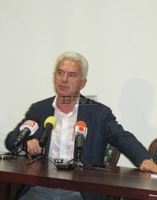 Волен Сидеров: "Имаме нужда от държавници, които могат да работят за интереса на България" Волен Сидеров: "Имаме нужда от държавници, които могат да работят за интереса на България"