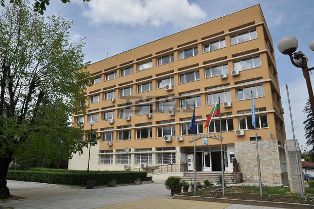 Първата копка за изграждане на спортна зала във Вършец по европейски проект направи кметът Иван Лазаров Първата копка за изграждане на спортна зала във Вършец по европейски проект направи кметът Иван Лазаров