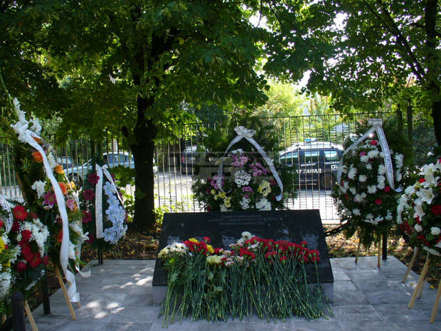 Роднини и колеги се поклониха днес пред паметта на шестима служители на МВР, загинали по време на изпълнение на служебните си задължения Роднини и колеги се поклониха днес пред паметта на шестима служители на МВР, загинали по време на изпълнение на служебните си задължения