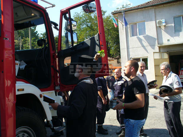 Пет нови противопожарни автомобила бяха осветени в РСПБЗН-Кюстендил Пет нови противопожарни автомобила бяха осветени в РСПБЗН-Кюстендил