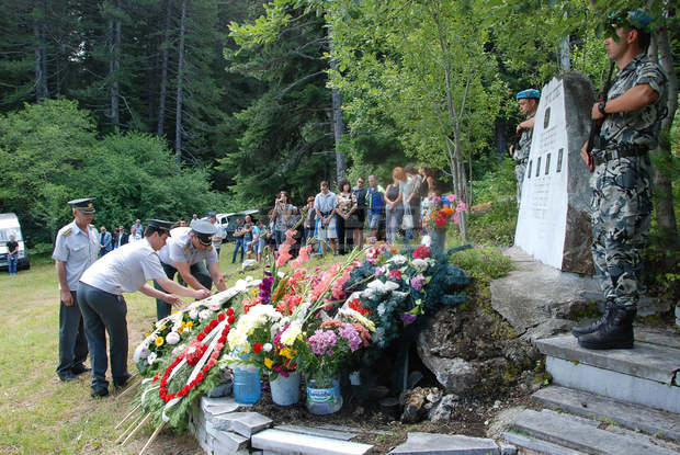 Отдадоха почит на загиналите преди 11 години при трагичния инцидент с военен вертолет "Ми-17" при гасене на горски пожар край Разлог Отдадоха почит на загиналите преди 11 години при трагичния инцидент с военен вертолет "Ми-17" при гасене на горски пожар край Разлог